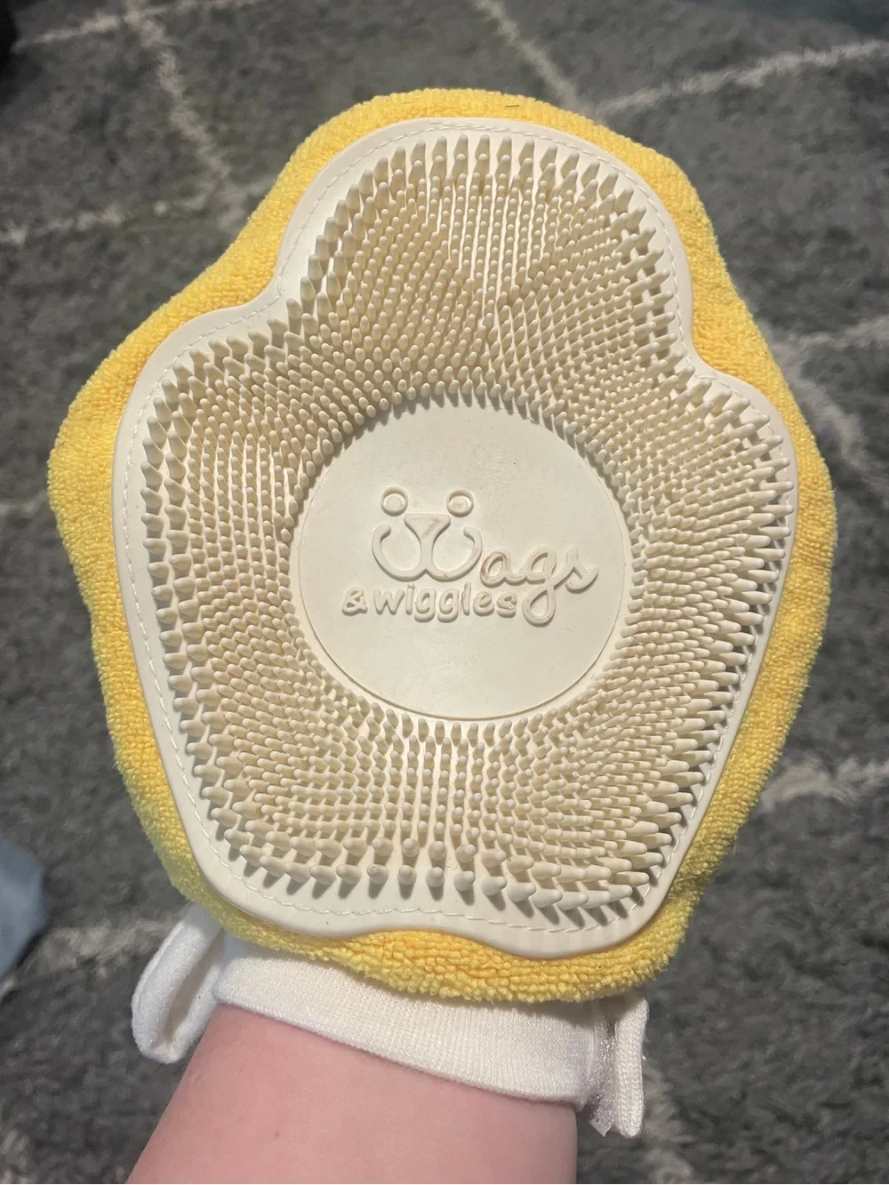 Wags & Wiggles Yellow Massaging Bath Mitt Shampoo Soft Bristles Microfiber